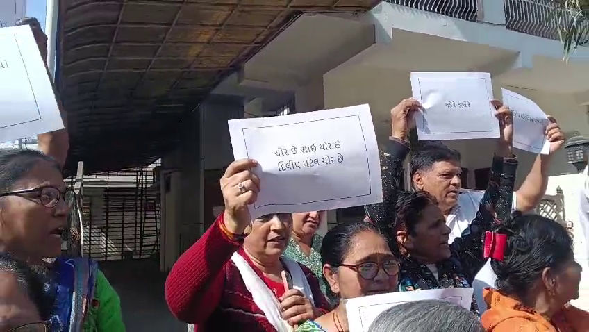 અમદાવાદ: સ્નેહાંજલિ સોસાયટીમાં ડિમોલિશન મુદ્દે હંગામો, ઘર બચાવવા મહિલા 2.50 લાખ ખર્ચીને આવી 4 - image