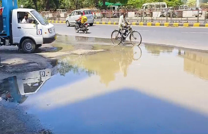 વિશ્વ જળ દિવસ - છ દિવસથી પાણીની લાઈન તૂટેલી, લાખો લિટર શુદ્ધ પાણીનો વેડફાટ 1 - image