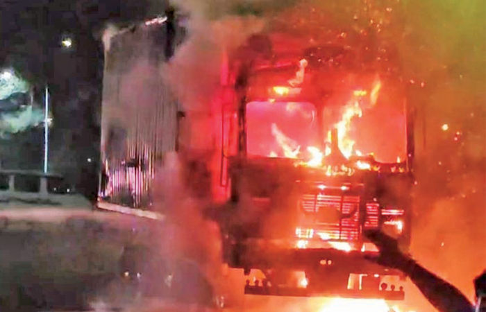 આણંદ નજીકના એક્ઝિટ પોઇન્ટ પાસે કન્ટેનરમાં આગ ભભૂકતા અફડાતફડી 1 - image