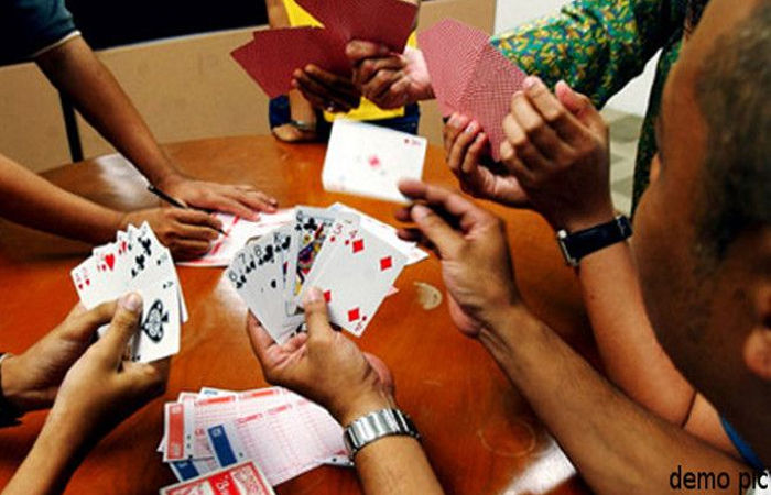 જામનગરમાં ગોકુલ નગર વિસ્તારમાંથી જાહેરમાં જુગાર રમી રહેલા પાંચ જુગારી પકડાયા: રૂપિયા 6.27 લાખની માલમતા કબજે 1 - image