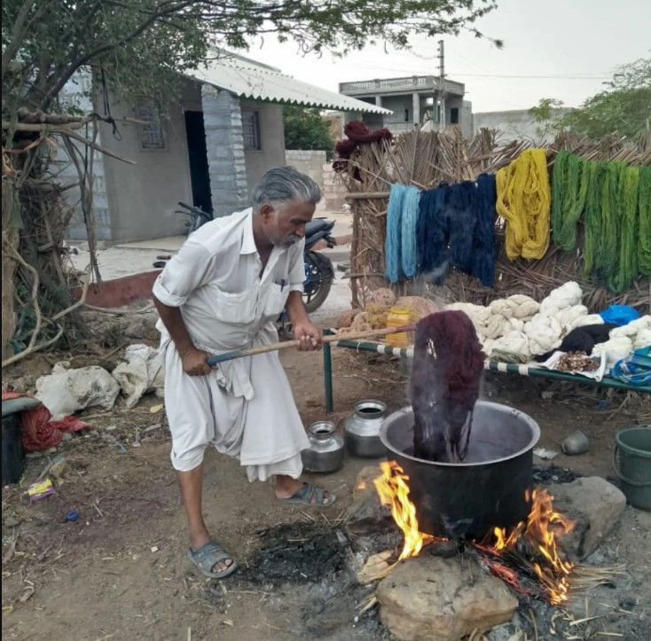 આજે વિશ્વ હાથશાળ દિવસ : લુપ્ત થતી ખરડના વણાટકલાના ધરોહર પિતા-પુત્ર તેજસી-સામતને રાષ્ટ્રીય સન્માન 2 - image