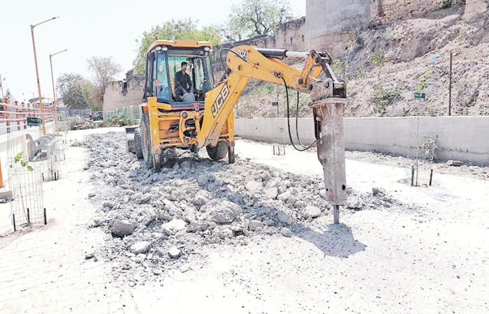 પાટડી રિવરફ્રન્ટ પર લાખોના ખર્ચે બનેલો તકલાદી સીસી રોડ તોડવાનું શરૂ કરાયુ 1 - image