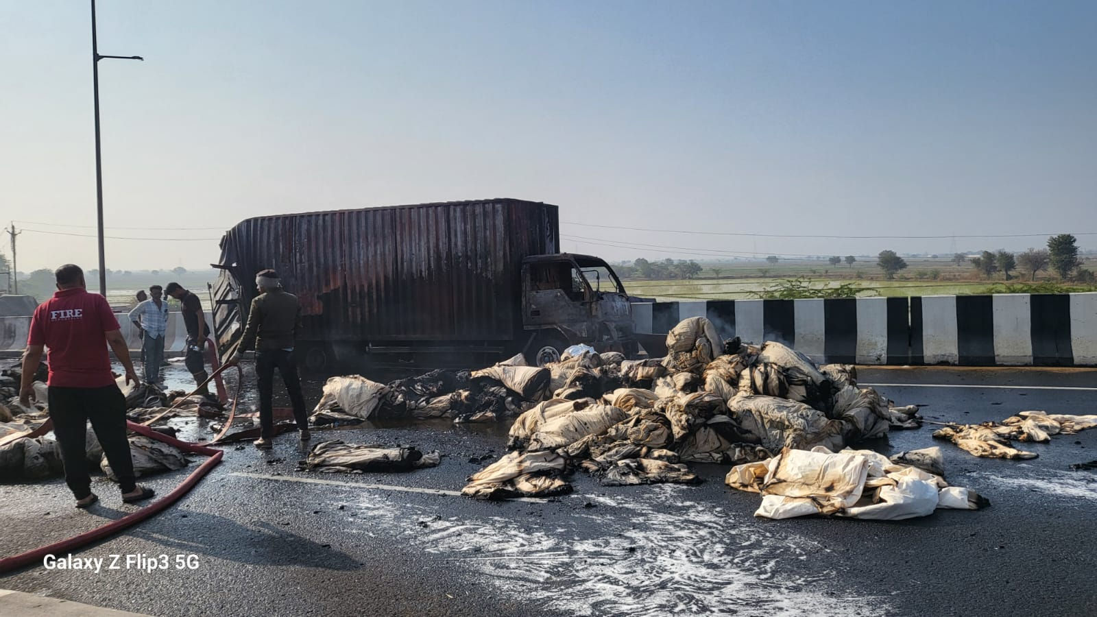 આણંદના વટામણ-તારાપુર હાઈવે પર બે ટ્રકો વચ્ચે અકસ્માત, ટક્કર બાદ બંને ટ્રકમાં વિકરાળ આગ લાગી 2 - image