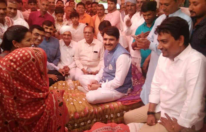 શંકર ચૌધરી અને અલ્પેશ ઠાકોરએ કોંગ્રેસના MLA ગેનીબેનના ઘરે સાથે ભોજન લીધું 2 - image