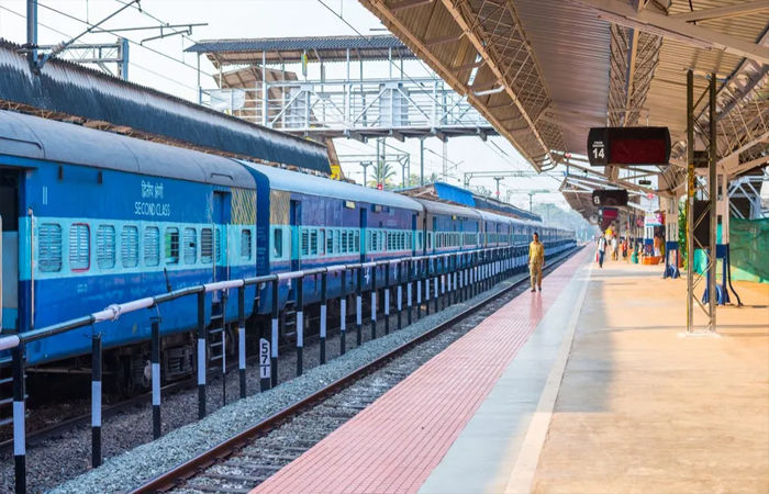 MST કોચ ફરી શરૂ કરવાની માગનો ઉકેલ ન આવતા રેલવે બોર્ડને રજૂઆત 1 - image