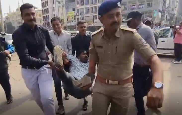 વડોદરામાં શંકરાચાર્ય અવિમુક્તેશ્વરાનંદ પર અત્યાચારના આરોપ સાથે યુથ કોંગ્રેસનો ઉગ્ર વિરોધ, 7ની અટકાયત 3 - image