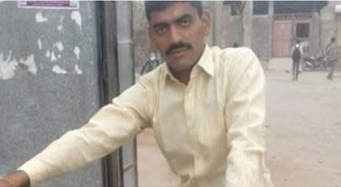 ધંધુકામાં યુવાનની હત્યા બાદ ભારેલા અગ્નિ જેવી સ્થિતિ, બે જૂથો વચ્ચે અથડામણ અને આગચંપી 5 - image