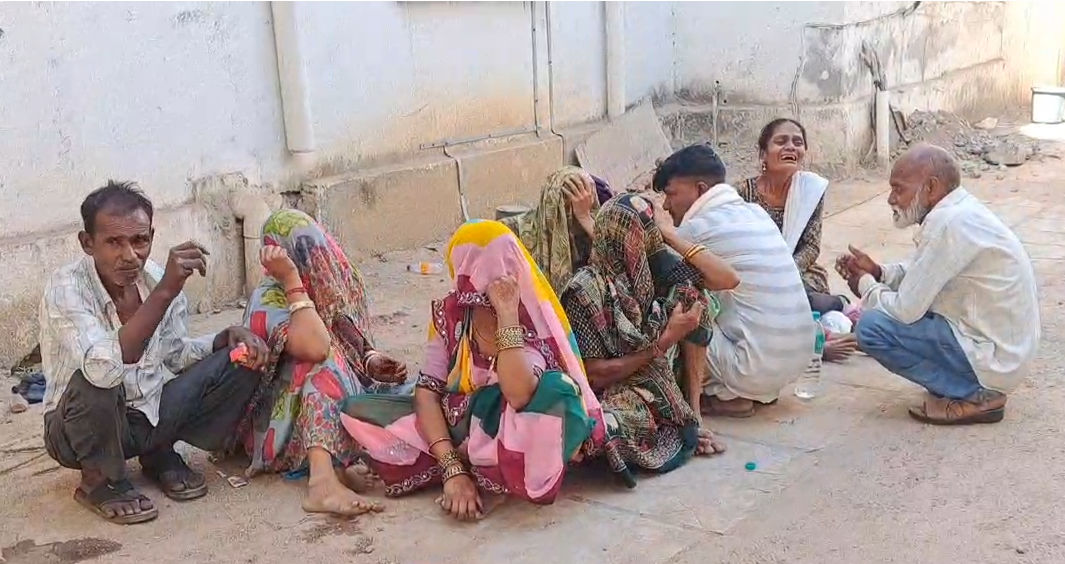 પંચમહાલમાં ગમખ્વાર અકસ્માત: ટ્રક ચાલકે બાઈકને અડફેટે લેતા પિતા અને ત્રણ દીકરીઓના કરૂણ મોત 2 - image