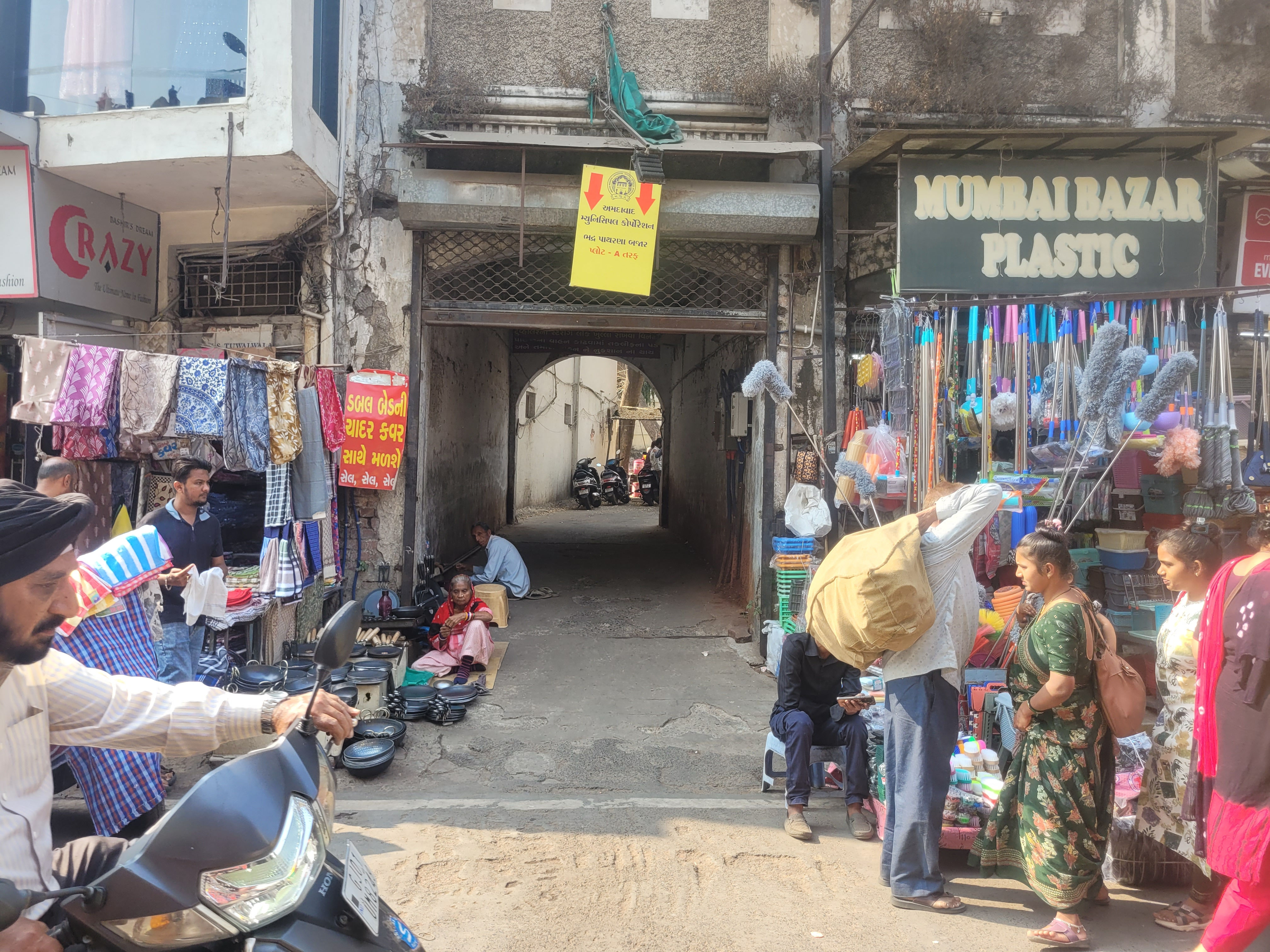 કાયદેસરના લાયસન્સ છતાં અન્યાય કેમ? ભદ્રના પાથરણાવાળાને ‘વિકાસ’ના નામે કોર્પોરેશને રઝળાવ્યાનો આરોપ 5 - image