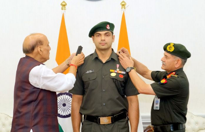 સ્ટાર ઓલિમ્પિક એથ્લીટ નીરજ ચોપડા 'લેફ્ટનન્ટ કર્નલ' બન્યો, સંરક્ષણ મંત્રીએ આપ્યું સન્માન 1 - image