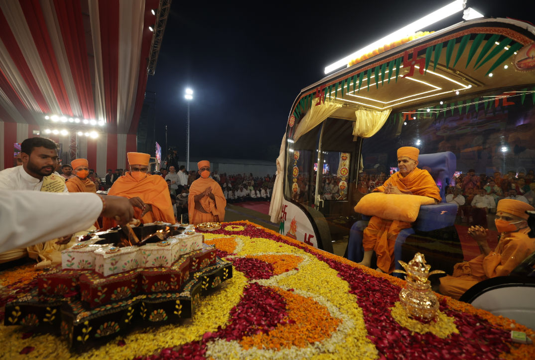 અમદાવાદમાં 12 હજાર હરિભક્તોએ કરી વિશ્વશાંતિની પ્રાર્થના, BAPS સ્વામિનારાયણ મંદિર ખાતે મહાયાગનું સમાપન 3 - image