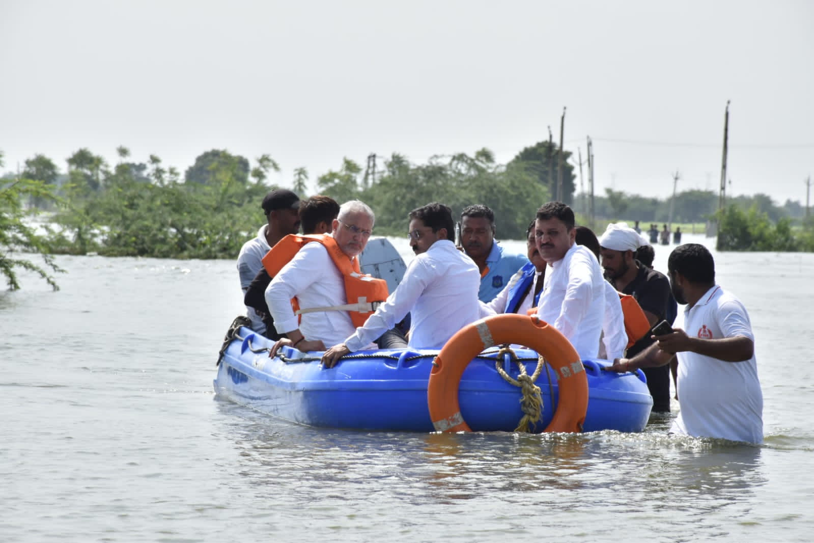ગેનીબહેન ઠાકોર ગળાડૂબ પાણીમાં ઉતરી કરી પરિસ્થિતિની સમીક્ષા, CM પાસે રૂ. 1000 કરોડની સહાય માંગી 3 - image