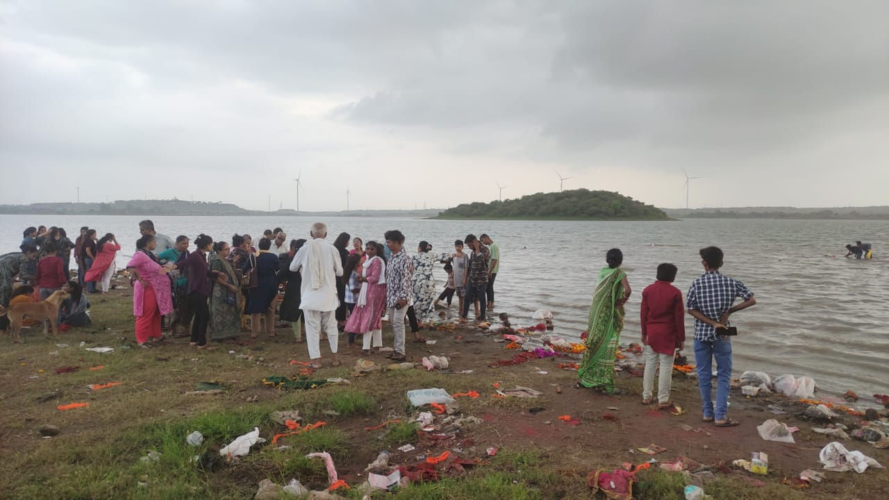 જીવના જોખમે ગણપતિ વિસર્જન: જામનગરમાં તંત્રની અપીલ છતાં નાગરિકોની બેદરકારી યથાવત 3 - image