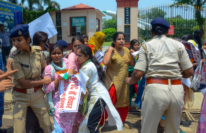 Police resort to lathi-charge as BPSC aspirants attempt to enter prohibited zone in Patna