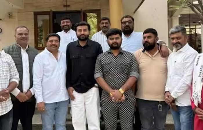 લોક કલાકાર દેવાયત ખવડ અને ધ્રુવરાજસિંહ વચ્ચે સમાધાન, બંનેએ એકબીજાને મીઠાઈ ખવડાવી વિવાદનો અંત લાવ્યો 2 - image