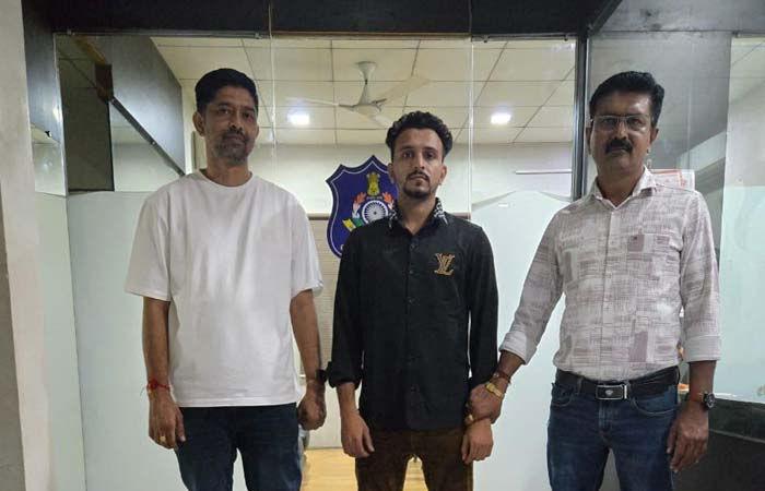 ભરૂચ એસઓજીના અલગ અલગ ત્રણ સ્થળોએ દરોડા: પ્રતિબંધિત ઈ સિગારેટનું વેચાણ કરતા ૩ વેપારી ઝડપાયા , ત્રણ ફરાર 2 - image