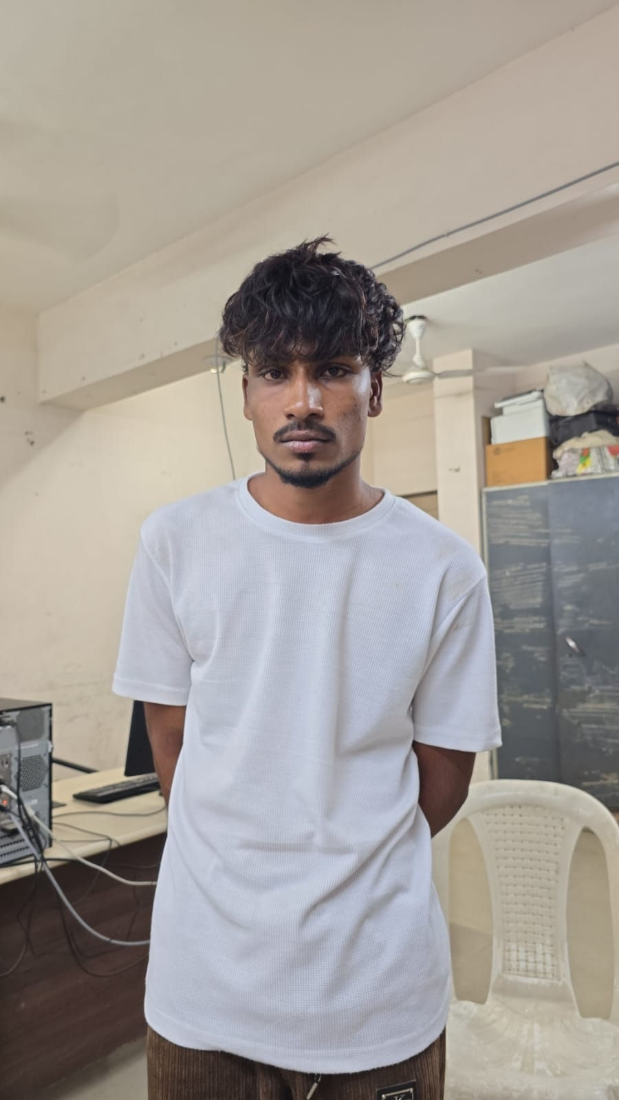 અમદાવાદમાં લાલ દરવાજા નજીક નબીરાઓએ અકસ્માત સર્જ્યો, ભાડે લાવેલી કારથી 3 વાહનોને અડફેટે લીધા 3 - image