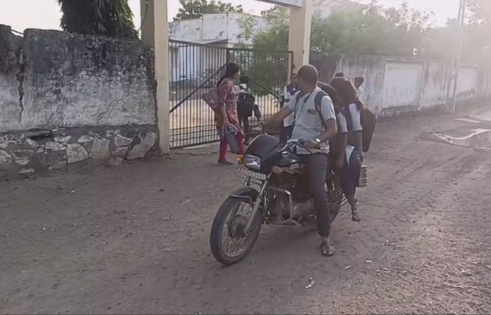 સાવરકુંડલાના હાથીસણીની શાળાના બાળકો શિક્ષણ માટે રોજ આપે છે 'અગ્નિપરીક્ષા', તંત્રના પેટનું પાણી નથી હલતું 3 - image