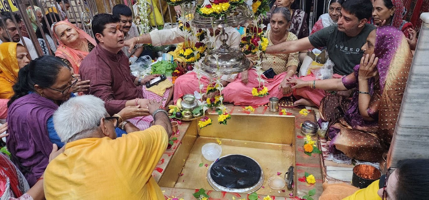 સુરતના કંતારેશ્વર મહાદેવ: 7000 વર્ષ જૂનો ઇતિહાસ, શિવલિંગ પર ગાયની ખરીનું અનોખું રહસ્ય 4 - image