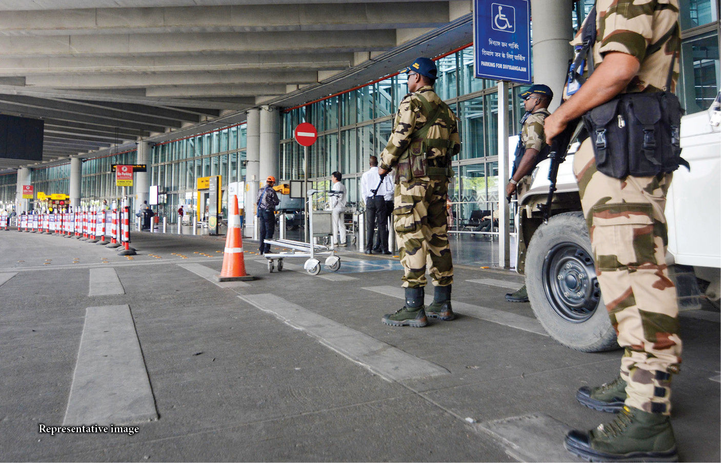 બોંબથી ઉડાવવાની ધમકી : મુંબઈ-વારાણસી ફ્લાઇટનું ઈમરજન્સી લેન્ડિંગ, કોઈ શંકાસ્પદ વસ્તુ ન મળી 1 - image