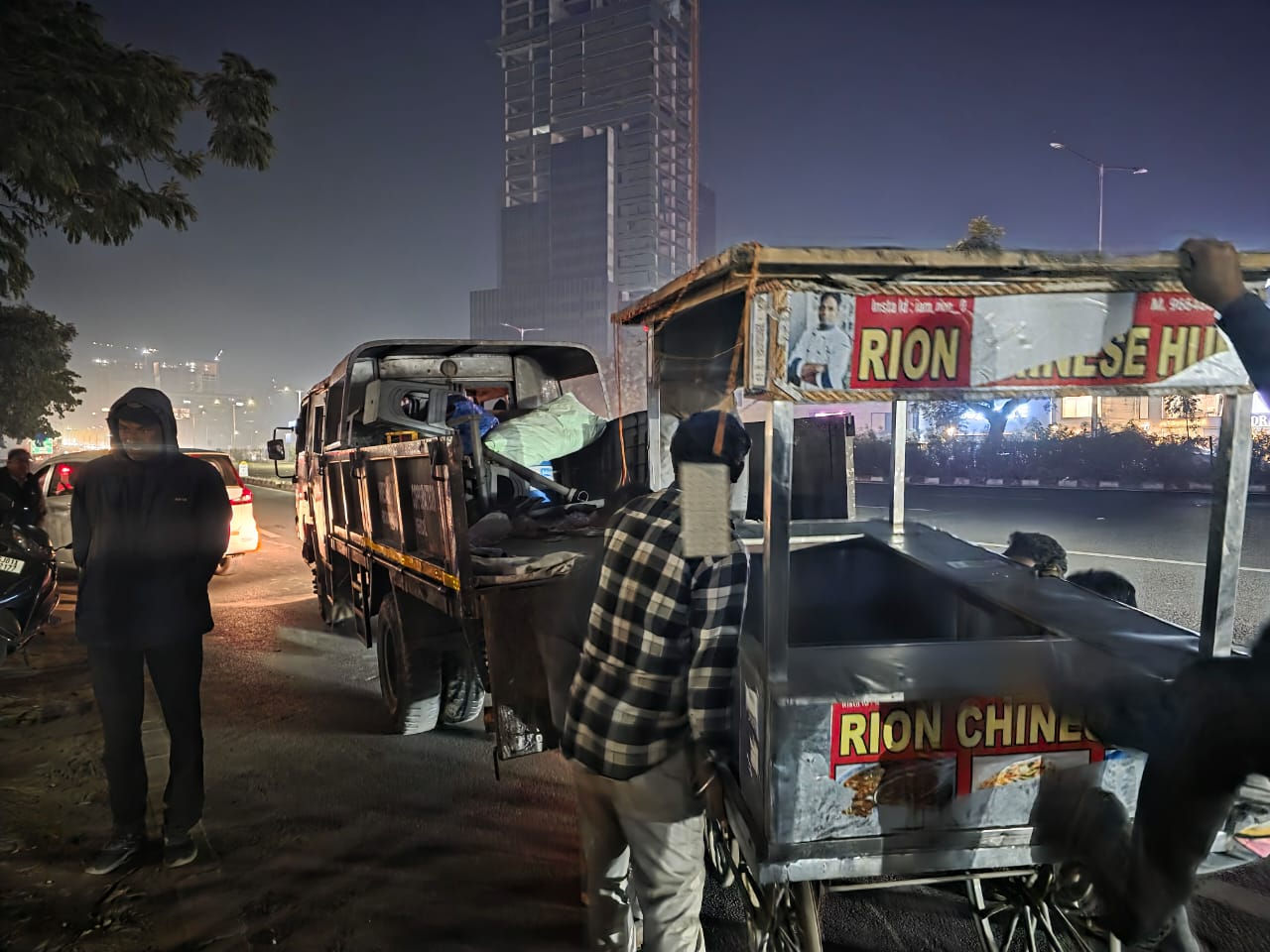 વાહ રે તંત્ર! અમદાવાદમાં લારી ગલ્લા જપ્ત કરી લાખોનો દંડ વસુલ્યો, આડેધડ ખોદકામ અને ટ્રાફિક જામનું શું? 2 - image