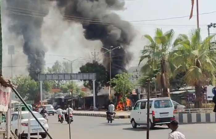 ધંધુકામાં યુવાનની હત્યા બાદ ભારેલા અગ્નિ જેવી સ્થિતિ, બે જૂથો વચ્ચે અથડામણ અને આગચંપી 2 - image