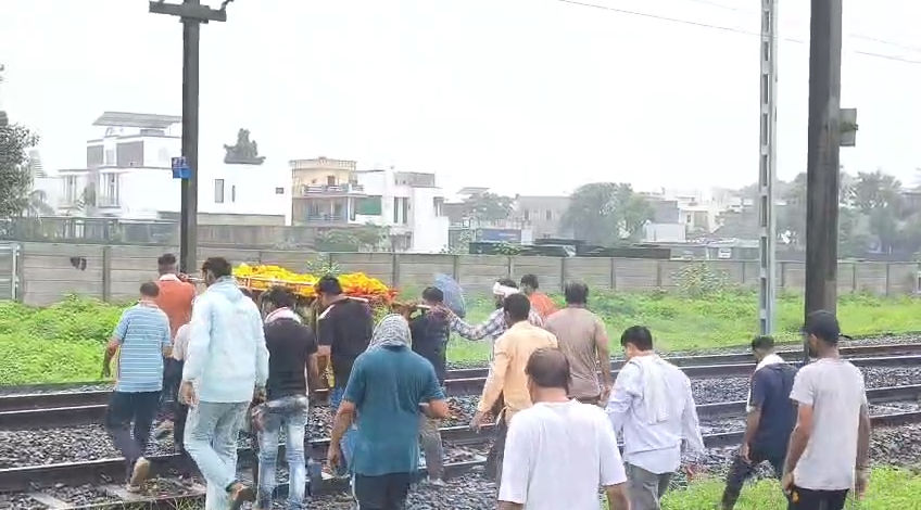 ગોધરાના દશા ફાટક પાસે મૃતદેહને પણ નથી મળતો સીધો રસ્તો, અધૂરા અંડરપાસે લોકોનું જીવન દુષ્કર બનાવ્યું 5 - image