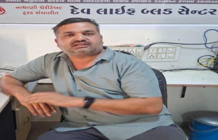 જેતપુરની બ્લડ બેન્કમાં દારૂની બોટલો : PRO નશીલી હાલતમાં મળ્યો 1 - image