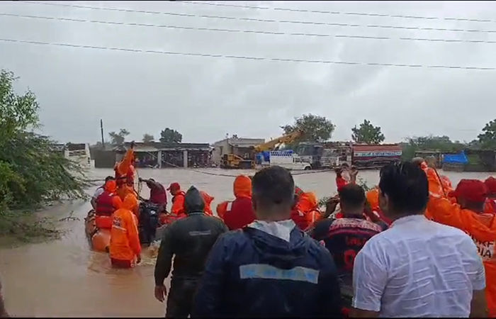 અનરાધાર વરસાદથી ભુજમાં સેંકડો મજૂરો ફસાયા, 67નું NDRF દ્વારા રેસ્ક્યૂ, એકનું દુઃખદ મોત 1 - image