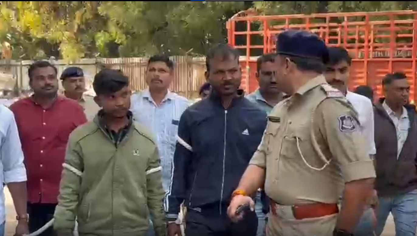 અમદાવાદ: વોન્ટેડ બુટલેગરને ભગાડવા પોલીસ પર પથ્થરમારો કર્યો, બેની ધરપકડ, ઘર પર બુલડોઝર એક્શન 2 - image