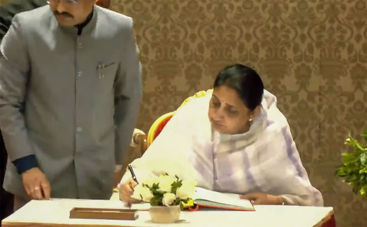 અજિત પવારની રાજકીય વિરાસત હવે સુનેત્રા પવારના હાથમાં, જાણો મહારાષ્ટ્રના નવા DyCM વિશે 2 - image