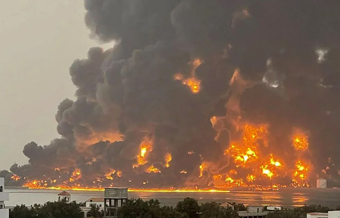 યમનમાં હુથી પોર્ટસ પર ઈઝરાયેલનો હુમલો, હુથીએ ઈઝરાયેલ પર મિસાઇલ્સ વરસાવ્યાં 1 - image