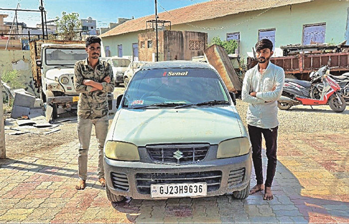 પ્રેસ લખેલા બોર્ડ વાળી એક કારમાંથી વિદેશી દારૂના જથ્થા સાથે 2 ઝડપાયા 1 - image