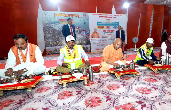 મહાકુંભનું સમાપન: CM યોગીએ સંગમ ઘાટ પર ઝાડૂ લગાવ્યું, સફાઇકર્મીઓ સાથે કર્યું ભોજન 2 - image