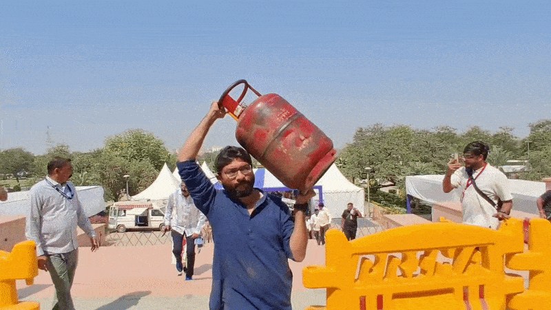 ગાંધીનગર: માથે લાકડા અને સિલિન્ડર લઈને વિધાનસભા પહોંચ્યા કોંગ્રેસના ધારાસભ્યો, ગેસની તંગી મુદ્દે વિરોધ પ્રદર્શન 3 - image