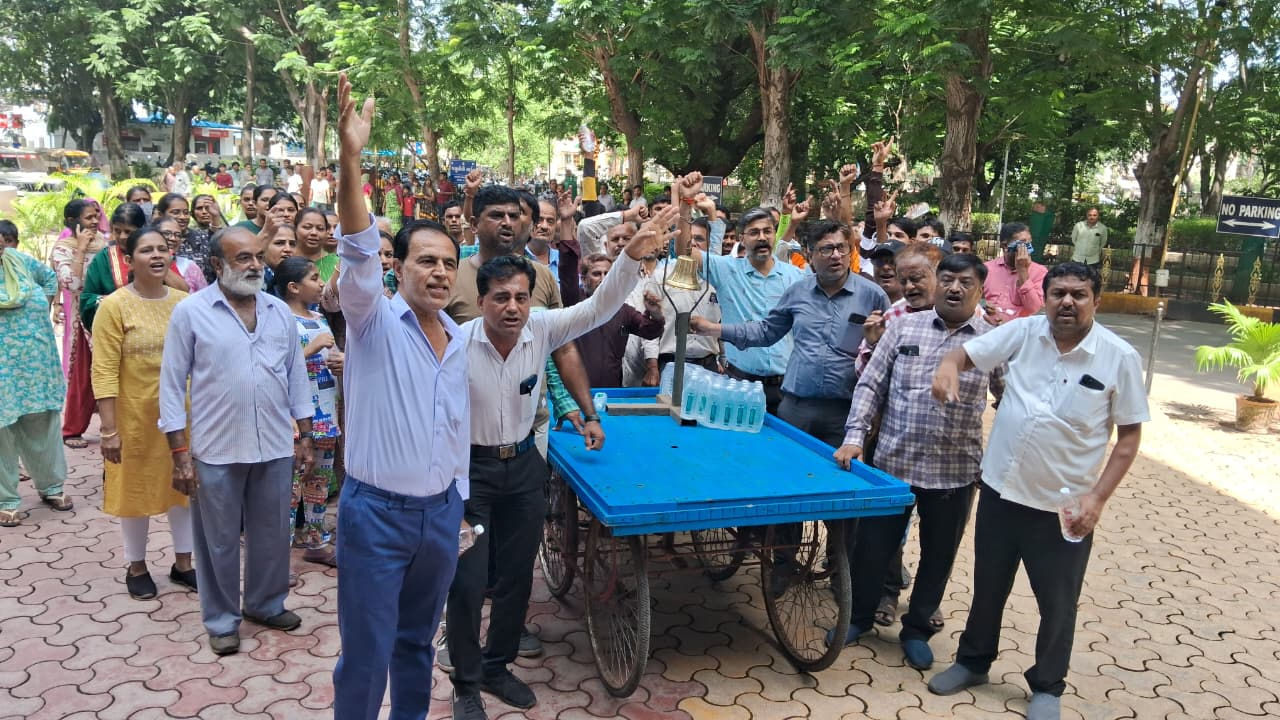 જામનગરમાં રહીશોનો પાલિકા કચેરીએ 'ઘંટનાદ' સાથે વિરોધ, કોમન પ્લોટમાં થયેલું દબાણ હટાવવા માગ 2 - image