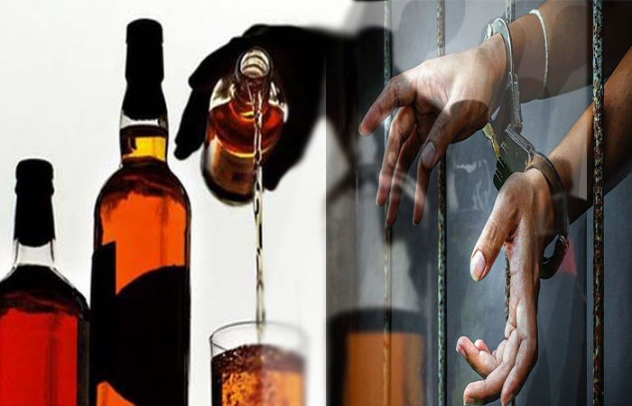 દારૂ અંગે દરોડા: ગટરની કુંડીમાંથી જથ્થો ઝડપાયો, અન્ય બનાવમાં દારૂનો જથ્થો  ફેંકી બાઈક ચાલક ફરાર | Vadodara :liquor seized from drain trap biker  absconding after throwing ...