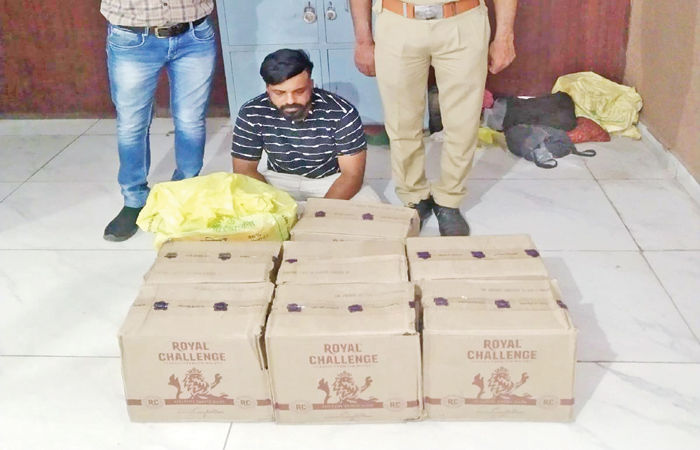 ચૂલી ચેકપોસ્ટ પાસે કારમાંથી રૂ. 1.22 લાખનો દારૂ ઝડપાયો 1 - image