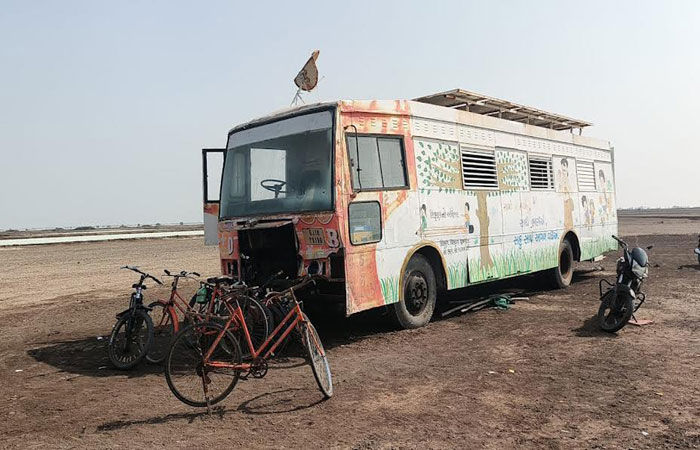 દસાડા તાલુકામાં રણ બસ શાળા બંધ કરવા અગરિયાઓની માંગ 1 - image