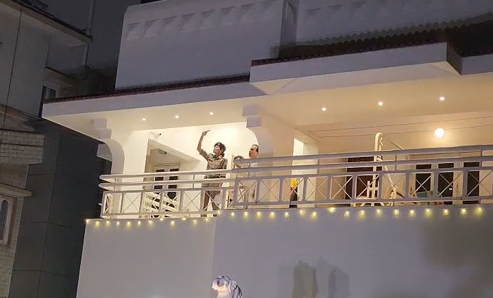 VIDEO: અમદાવાદમાં પત્ની સાથે ઝઘડો થયા બાદ પતિએ જાહેરમાં કર્યું ફાયરિંગ, પોલીસ કાફલો ઘટનાસ્થળે 4 - image