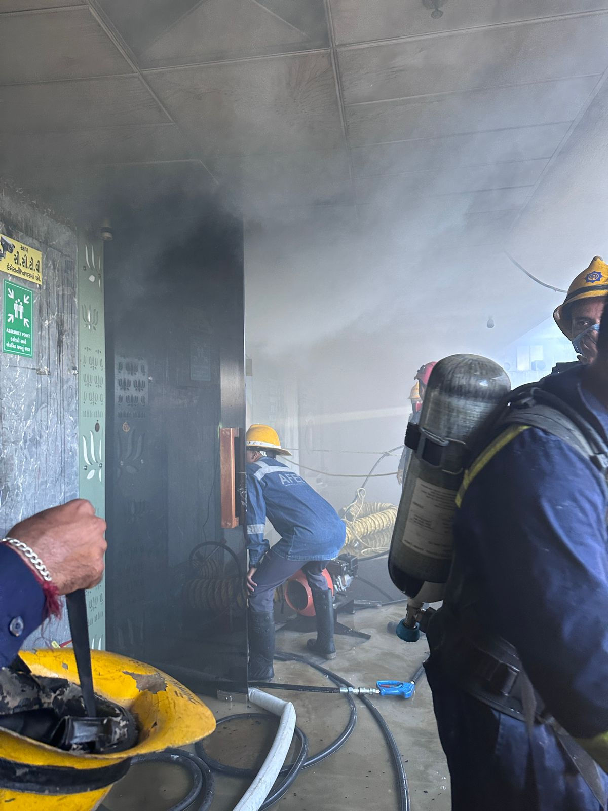 અમદાવાદ: ચાંદખેડાના પેલેડિયમ બિઝનેસ હબમાં લાગેલી આગ ભારે જહેમત બાદ કાબૂમાં, સ્પા સેન્ટર બળીને ખાક 7 - image