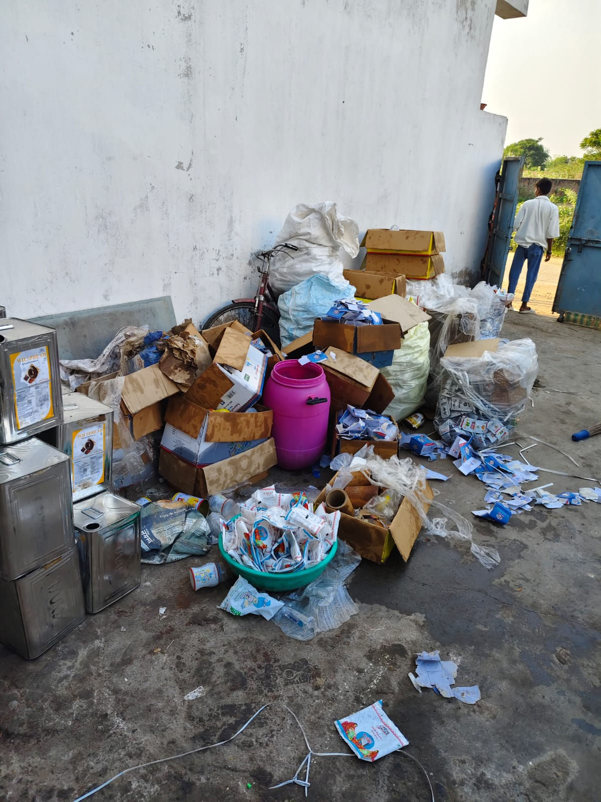 અમદાવાદમાં નકલી ઘીની ફેક્ટરી પકડાઈ, બાતમીના આધારે SOGના દરોડા, એકની ધરપકડ 4 - image