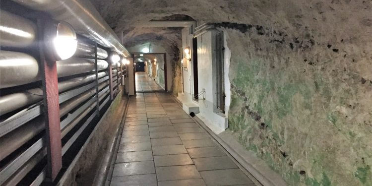 જમીનથી 60 મીટર નીચે શીતયુધ્ધના સમયનું  પરમાણુ બંકર બન્યું મ્યુઝિયમ, સુવિધા જોઇને ચોંકી જશો 4 - image