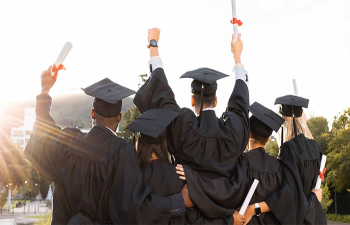 અમેરિકામાં મુસ્લીમો, ખ્રિસ્તીઓ કરતાં હિન્દુઓ અભ્યાસમાં સૌથી આગળ 1 - image