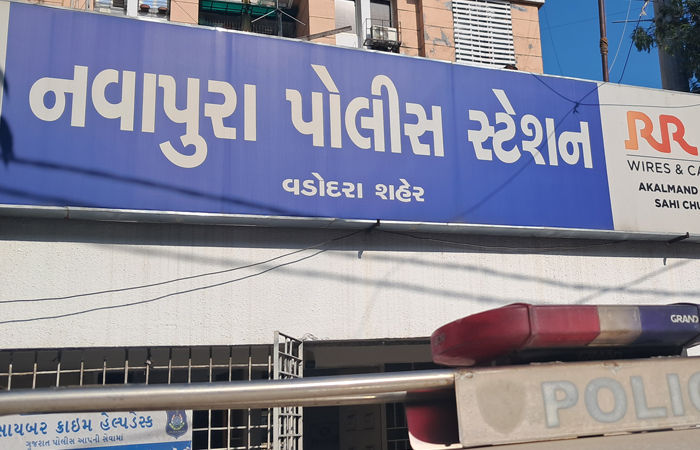 વિધર્મીને મકાન વેચાણ મામલે મારામારી, ત્રણની અટકાયત 1 - image