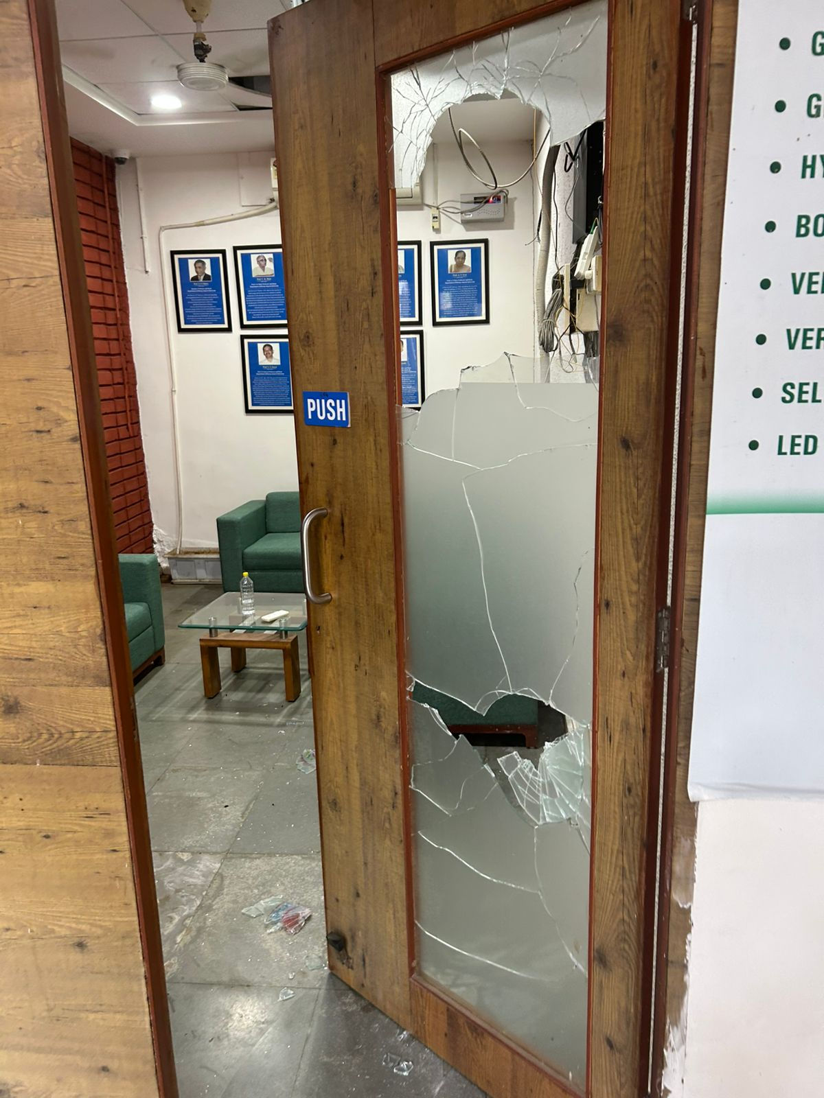 ગુજરાત યુનિવર્સિટીના બોટની વિભાગમાં પૂર્વ કોન્ટ્રાક્ટ કર્મચારીએ મચાવ્યો આતંક, ઓફિસમાં કરી તોડફોડ 2 - image