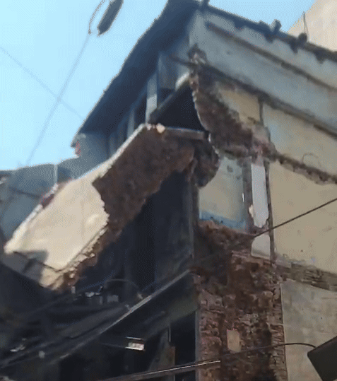 અમદાવાદના માણેકચોકમાં 3 માળનું જર્જરિત મકાન ધરાશાયી, એક મહિલા ઈજાગ્રસ્ત 1 - image