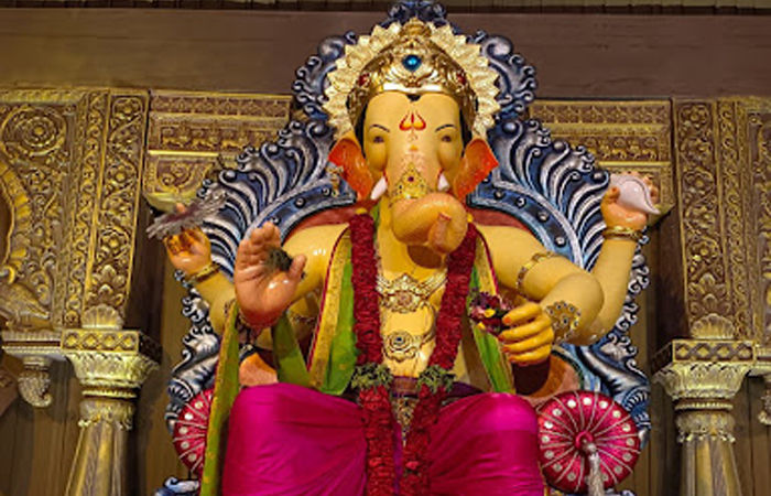 સુરતના કૈલાસ નગરમાં લાલ બાગના રાજાના મુર્તિકાર પાસે બનાવેલી આબેહૂબ પ્રતિમાની સ્થાપના 3 - image