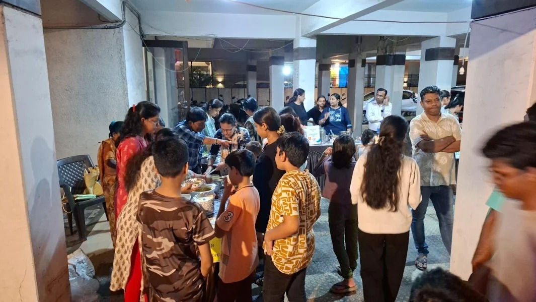 VIDEO: સુરતની સોસાયટીઓમાં લોકમાન્ય તિલકનો હેતુ સાર્થક: સમૂહ આરતી-ભોજન અને ફનફેરથી એકતાનો માહોલ છવાયો 4 - image