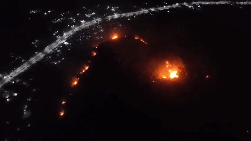 સાબરકાંઠામા ઈડરના ડુંગરો પર વિકરાળ આગ, અમૂલ્ય વૃક્ષો બળીને રાખ, કલાકોની મહેનતે આગ કાબૂમાં 1 - image